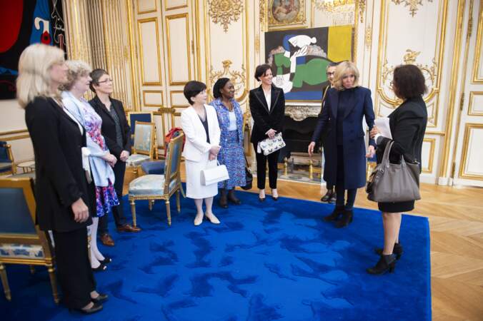 Pour recevoir ses 5 scientifiques de haut niveau, Brigitte Macron avait revêtu un jean slim plutôt rock