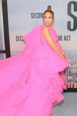 Jennifer Lopez stylée avec un bun et unre robe flashy