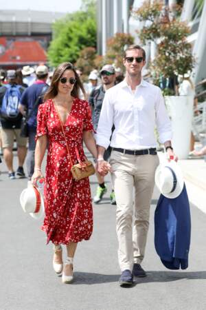 Pippa Middleton et son mari se baladent dans le village de Roland-Garros