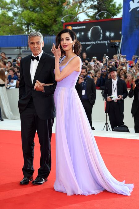 Septembre 2017 : Amal Clooney radieuse en robe longue quelques mois après la naissance de ses jumeaux en juin