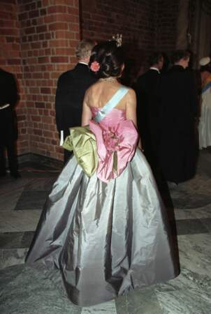 Le dos de la robe est impressionnante avec son gros nœud rose et vert agrémenté d’une élégante fleur