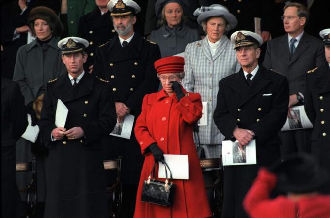 La reine Elizabeth II lors de la cérémonie de désarmement du Britannia, le 11 décembre 1997