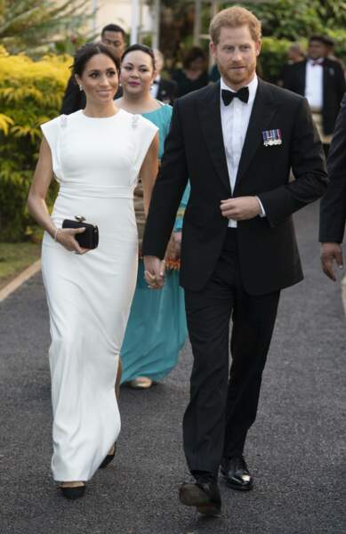 Le prince Harry et Meghan Markle, enceinte en robe blanche, aux îles Tonga