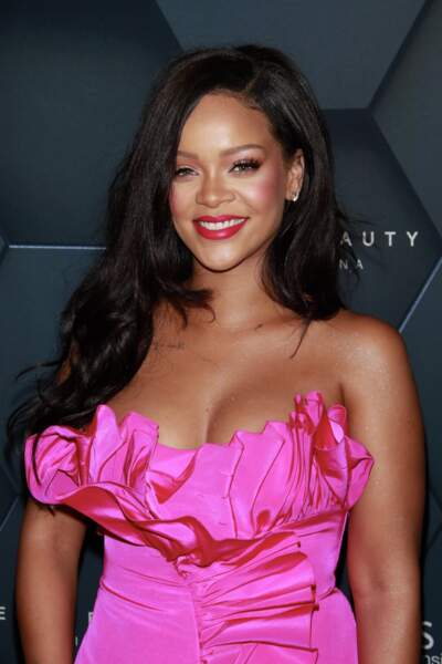 Robe rose et blush assorti pour la sublime Rihanna, récemment nommée ambassadrice de la Barbade. 