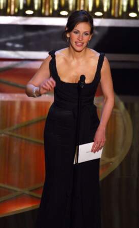 2005, Julia Roberts chignon chic et sage à la 77e cérémonie des Oscars