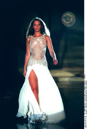 Christy Turlington défilant pour Versace collection haute couture 1994/1995