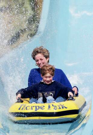 Lady Diana et le prince Harry font du toboggan aquatique à Thorpe Park en 1992