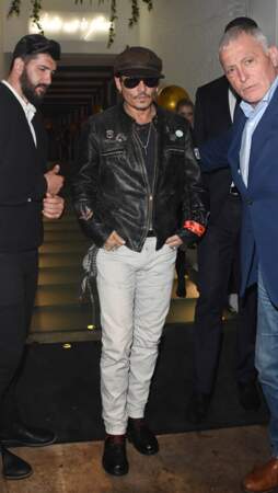 Johnny Depp sortant d'un restaurant londonien