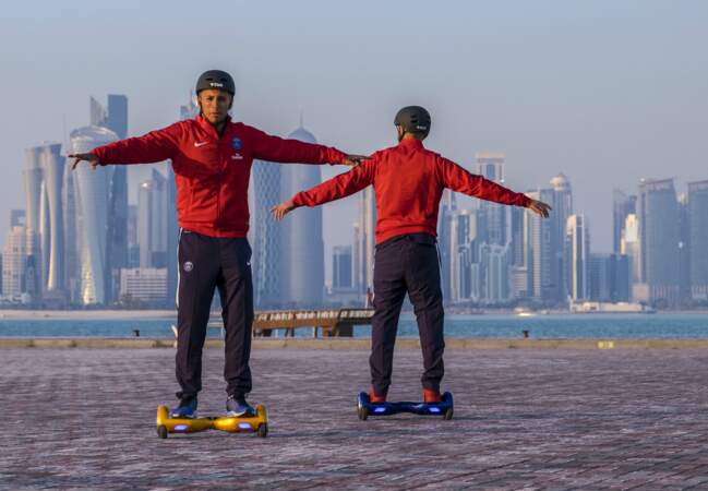 Layvin Kurzawa et Marquinhos s'essaient à l'hoverboard