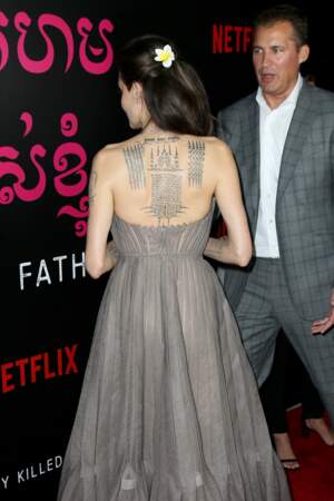 Angelina Jolie, très belle en robe décolletée qui dévoile ses tatouages hommage à ses enfants