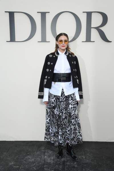 La chiquissime Olivia Palermo a mélangé imprimés félins et veste navy pour le défilé Dior à Paris.