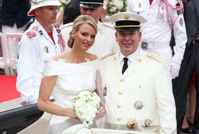 Le 2 juillet 2011, le prince souverain épouse religieusement Charlène Wittstock, en robe signée Armani