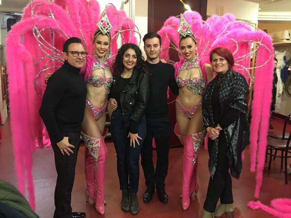 Jean-Marc Généreux en famille avec les danseuses du Moulin Rouge