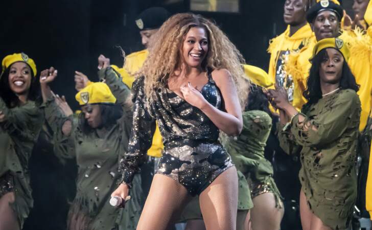 La Balmain Army a frappé : Beyonce éblouissante en body militaire durant son Coachella Show.