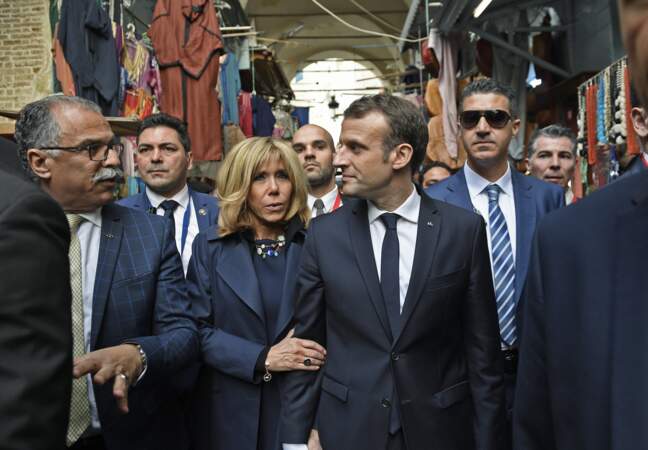 Brigitte Macron au bras de son époux pour visiter la Medina de Tunis, le 1er février 2018