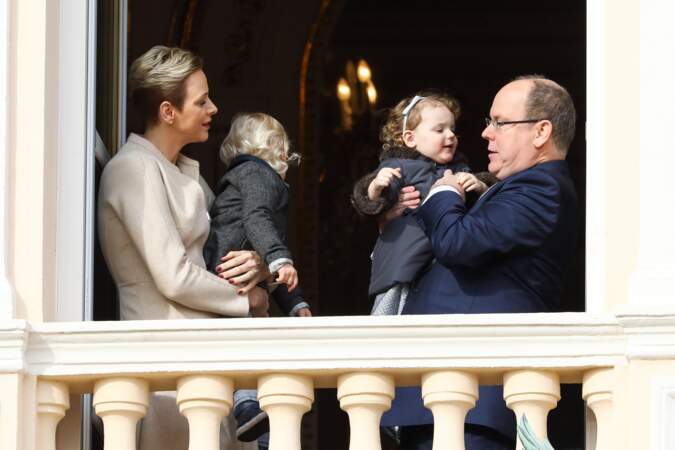 La princesse Charlène, le prince Albert II de Monaco et leurs enfants au balcon du palais princier