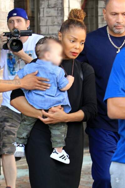 Janet Jackson tient son fils Eissa dans les bras