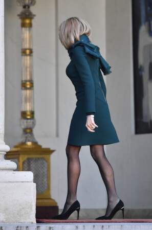 Brigitte Macron renoue avec sa passion pour les robes courtes au-dessus du genou