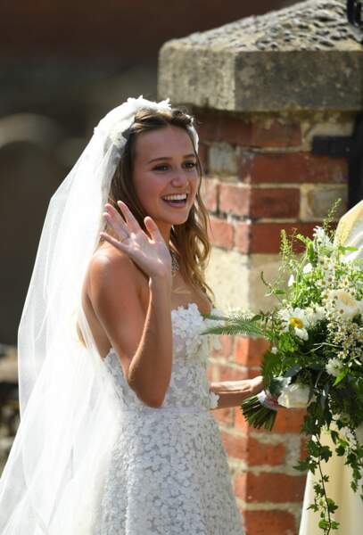 La mariée Daisy Jenks arrive à son mariage à l'église St Mary the Virgin dans le Surrey