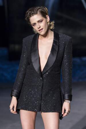 Kristen Stewart, l'égérie Chanel du parfum Gabrielletrès glamour en veste de smoking ouverte sur son joli décolleté