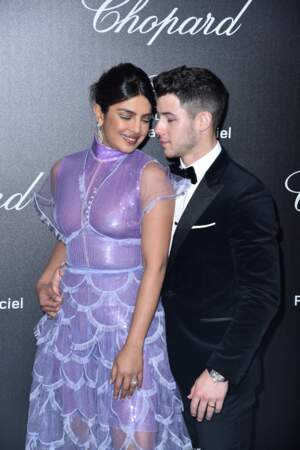 Nick Jonas prend son épouse Priyanka Chopra par la taille à Cannes, à la soirée Chopard