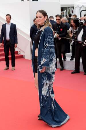La pièce maîtresse du look de Marion Cotillard était un kimono en jean déchiré
