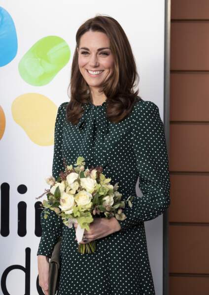Kate Middleton visite l'hôpital pour enfants Evelina à Londres dans une élégante robe à pois verte