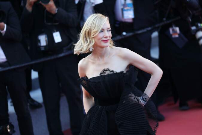 Un carré wavy pour sublimer son décolleté, le secret de beauté gagnant signé Cate Blanchett. 