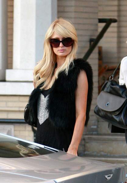 Paris Hilton en 2009 spotted dans les rues de Los Angeles, la frange Barbie et les lunettes de soleil sur le nez !