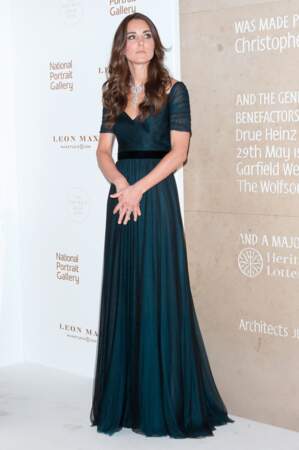 Kate Middleton en février 2014 dans une robe longue d'un vert bleuté signé Jenny Packham