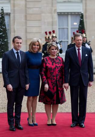 Brigitte Macron ultra chic en robe Louis Vuitton bleue klein et escarpins assortis