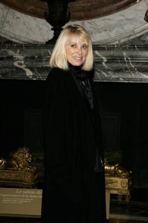En 2004 à Versailles, Mireille Darc, sa frange et un carré blond plus clair que d'habitude