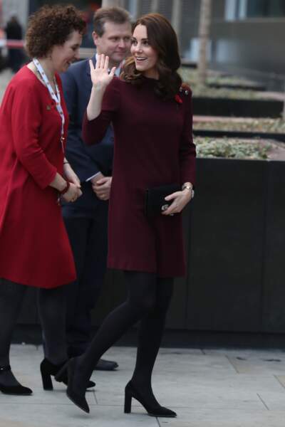 Kate Middleton très chic avec sa robe bordeaux à 480 £
