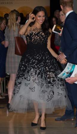 Meghan Markle dans une robe de princesse lors du gala de l'Australian Geographic Society à Sydney le 26 octobre