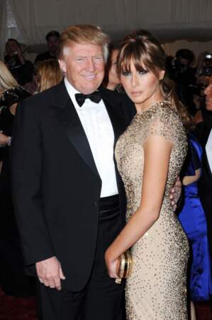 Melania Trump et son mari Donald lors du Met Gala à New York, le 2 mai 2011. Elle met en valeur ses formes avec une robe scintillante près du corps.