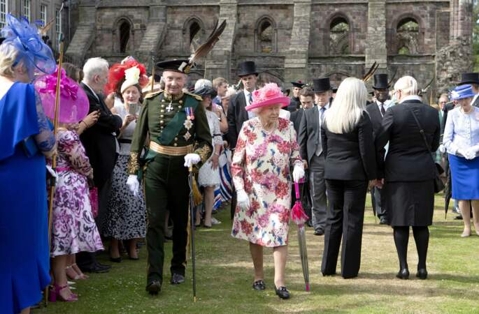 Elizabeth II au milieu des invités de la garden party du 4 juillet au palais de Holyroodhouse à Edimbourg