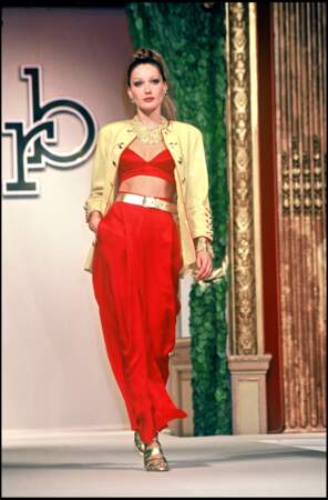 Carla Bruni séduit par sa fraîcheur. Ici, lors d'un défilé en 1993.