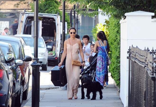 Pippa Middleton (enceinte) se promène avec son chien dans les rues de Londres. Le 3 juillet 2018