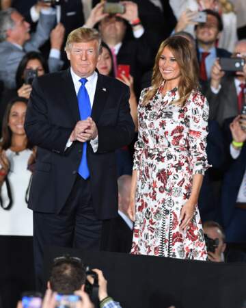 Melania Trump souriante dans cette tenue très estivale signée Gabriella Hearst