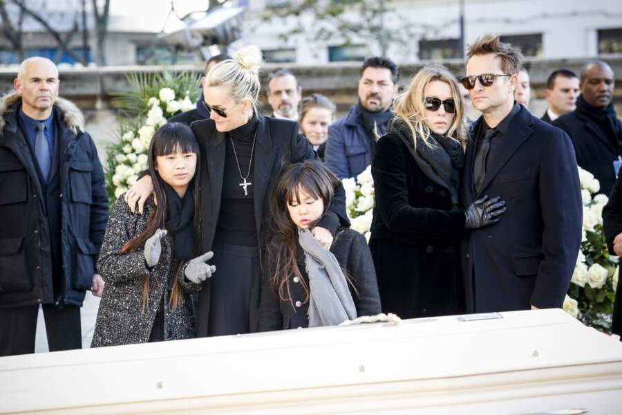 Laeticia et ses filles, David et Laura devant le cercueil blanc de leur père lors de l'hommage populaire. 
