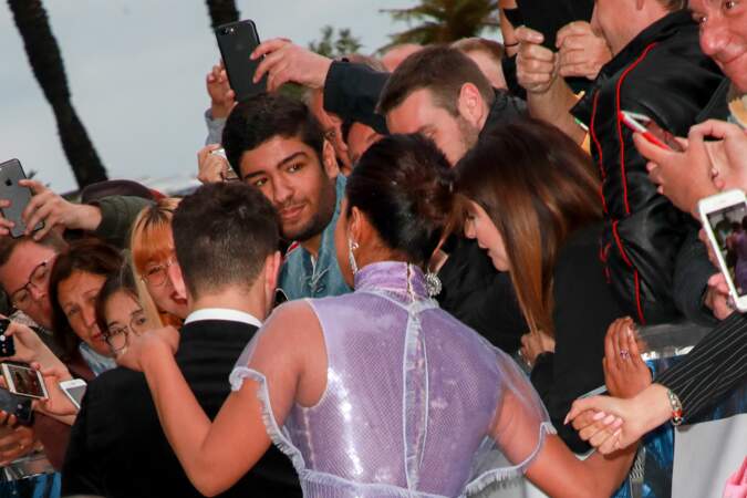Priyanka Chopra et son mari Nick Jonas prennent un bain de foule devant l'hôtel Martinez
