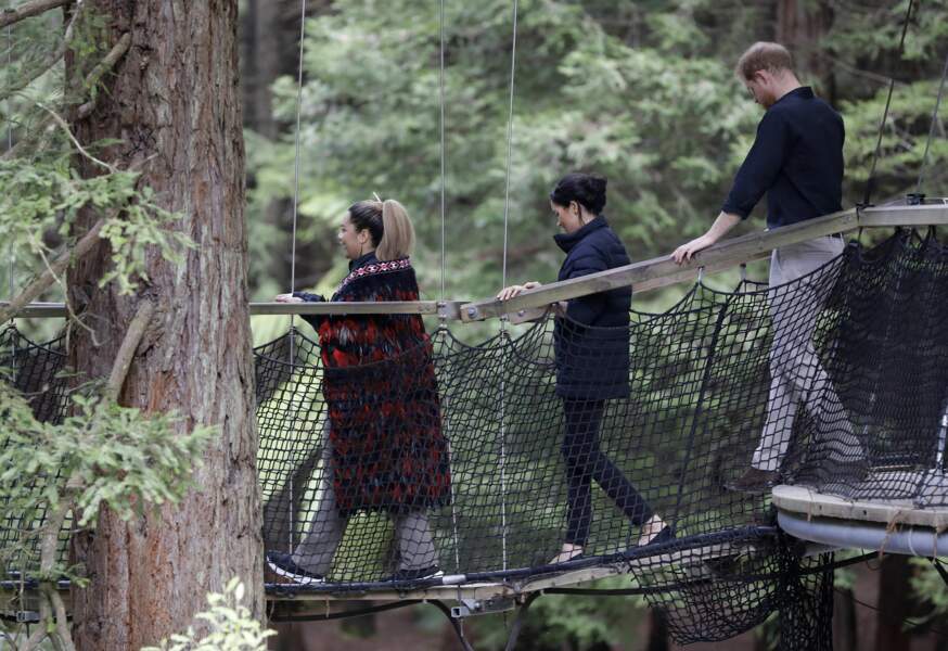 Le prince Harry et Meghan Markle traverse un pont en pleine forêt