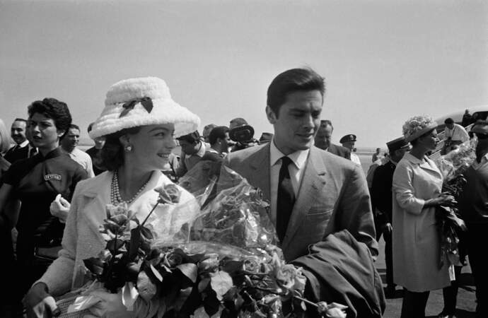 Alain Delon et Romy Schneider en 1962, à l'aéroport de nice avant de rejoindre la Croisette