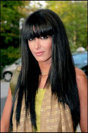 Cheveux longs, maxi frange épaisse et trait d'eyeliner, un look très "Cléopâtre" pour Jenifer en 2007
