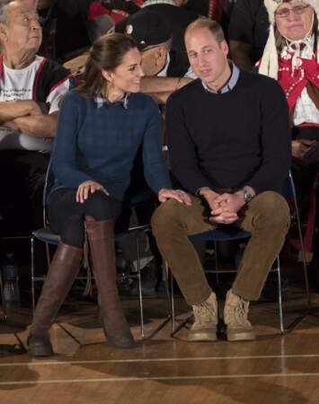 Le geste tendre de Kate envers William, lors d'un voyage en Colombie-Britannique le 26 septembre 2016