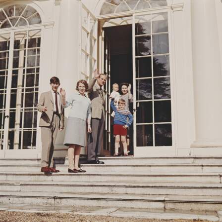 Le prince Charles, entouré du prince Philip, de la reine Elizabeth II, de sa soeur Anne, de ses frères Edward et Andrew, à Frogmore House, le 19 avril 1965.