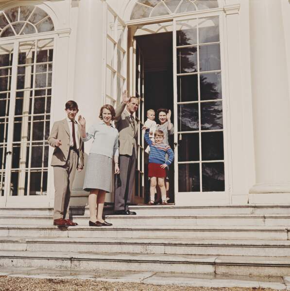 Le futur Charles III  avec son père, Philip, la reine Elizabeth II, Anne, Edward et Andrew à Frogmore House le 19 avril 1965