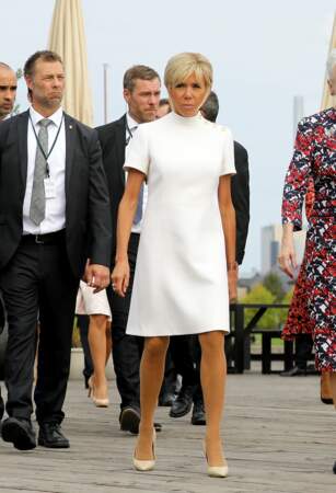 Brigitte Macron, en robe blanche à boutons Louis Vuitton, lors d'une visite au Danemark le 29 août 2018