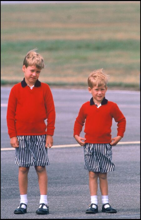 Le prince Harry et William, en tenues coordonnées, à l'aéroport d'Aberdeen en Écosse, en 1989