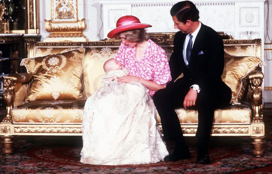Le prince William entouré de ses parents Lady Diana et le prince Charles, lors de son baptême le 4 août 1982